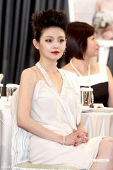 幻灯图：大S白色礼服高贵优雅 恨嫁苦等真命天子