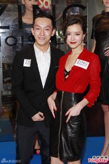 组图：文咏珊红黑装性感 与绯闻男友滴汗合照