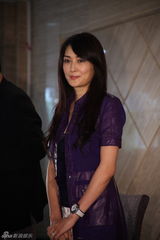 组图：孟广美澄清发布会鞠躬落泪