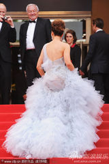 幻灯图集：女星大秀美背香肩性感泄春光