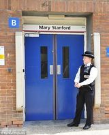 女王看望凯特王妃 传统仪式宣告王室新成员降生