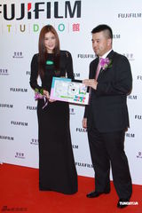 组图：乐基儿现身揭幕礼 黑色大透背装抢镜