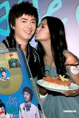 幻灯：洪卓立新专辑庆功 师妹诗雅送蛋糕献吻