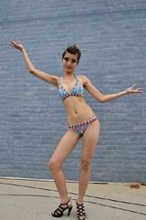 组图：《闯关上梁山》热播 彩妆佳丽掀性感热浪