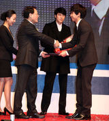 高清图：郑雨盛(郑宇成)Kara等艺人出席新年问候会