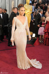 高清图：奥斯卡红毯詹妮弗-洛佩兹礼服勾勒身材