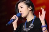 组图：杨幂首次登台献唱 妆容精致着装靓丽