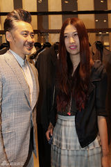 组图：吴秀波站台忙吸金 潮版Frank嫩爽亮相