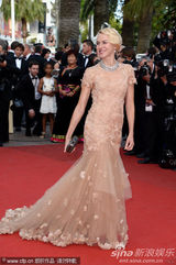 组图：娜奥米-瓦茨戛纳走秀 裸色纱裙妩媚动人