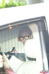 组图：韩国男团B.A.P.访港 粉丝接机送礼物