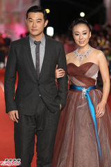 组图：黄维德正装亮相金钟红毯 20年来首次提名