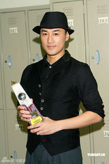 幻灯图：TVB8金曲颁奖落幕 容祖儿银装现身捧奖