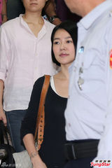 小S证人身份被传唤 神色疲惫白色肩带外露(图)