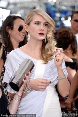 组图：《美国怪谭》莉莉-拉贝白裙亮相艾美红毯