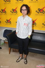 组图：周笔畅香港宣传新专辑 自嘲说话慢半拍