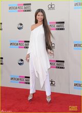 组图：赞达亚白色长裙亮相 露香肩小性感