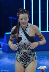 组图：星跳跃女星多款泳衣PK 周韦彤撞色性感