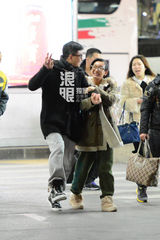 秦海璐依偎王新军小鸟依人 亲昵摸男童脑袋(图)