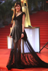 组图：叶熙祺亮相上影节薄纱礼服长腿诱惑