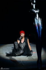 组图：信北京个唱火力全开 秀胸肌被男嘉宾吻手