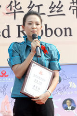 幻灯图：章子怡投身公益事业 与艾滋病童亲密不设防