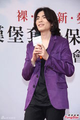 组图：萧敬腾帮擦保养品粉丝乐翻