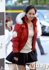 组图：少女时代Yuri时尚站台黑短裙搭棉服