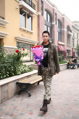 组图：王小毅上演自编自导光棍节主题街拍    