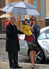 组图：米兰达摩登装扮牵子出街 弗林抱水杯呆萌