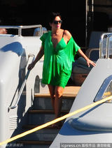 组图：卡戴珊携家人包游艇跳水度假 甘当摄影师