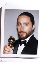 组图：金球奖后台大头照 获奖者卖萌开心留影