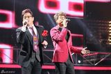 高清图：群星闪耀东方卫视跨年 五月天摇滚全场