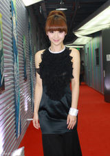 高清：柳岩真空“侧露”酥胸 新势力盛典勇夺奖