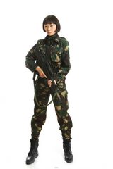 组图：《麻辣女兵》14日首播 三代女兵持枪写真