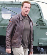 组图：施瓦辛格携子外出 开军用悍马气质彪悍