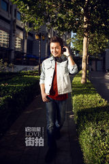 明星爱街拍：沙溢潮范儿出街 绽放温暖笑容