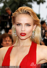 组图：超模娜塔莎走红毯 镂空红裙清凉娇艳