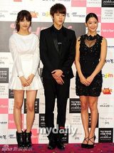 组图：韩性感女星Clara宣传新剧 深V纱裙秀巨乳