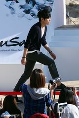 组图：李准河正宇出席釜山电影节舞台问候活动