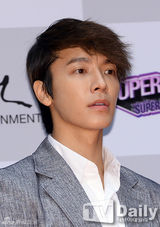 组图：SJ3D新片首映式 众成员正装出席宣传