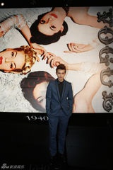 组图：徐正曦金色滑轮头亮相Vogue时尚盛典