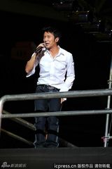 组图：谢霆锋献唱演唱会 蔡依林露胸垫上下走光