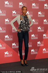 组图：《硬纸盒小镇》记者会 女主角光头造型抢眼