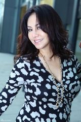 组图：田丽街拍写真优雅大气展迷人笑容