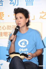 组图：郑伊健与蒙嘉慧无造人计划 助养柬埔寨小孩