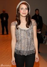 组图：罗伯茨侄女艾玛性感旧照 身高仅1.55米