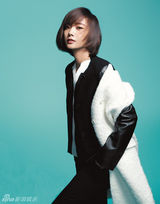 组图：王珞丹黑白搭配短发飞扬显优雅