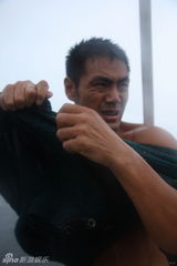 组图：邵兵冷雨大片呈现真我姿态  毛衣湿身天然酷