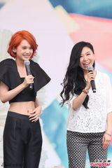 组图：杨丞琳红发抢镜 大秀小蛮腰粉丝饱眼福