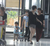 组图：孙俪穿热裤携子现身 小萌娃自推婴儿车